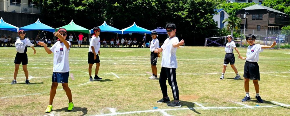母島小中学校は東京の約1000キロ南に位置する小笠原諸島の中にある母島の豊かな自然に囲まれた場所にあります。