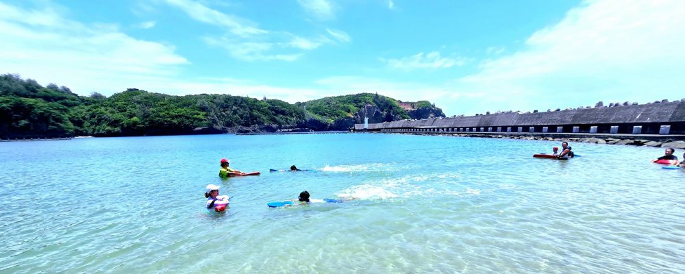母島小中学校は東京の約1000キロ南に位置する小笠原諸島の中にある母島の豊かな自然に囲まれた場所にあります。