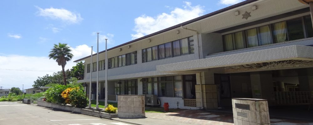 母島小中学校は東京の約1000キロ南に位置する小笠原諸島の中にある母島の豊かな自然に囲まれた場所にあります。