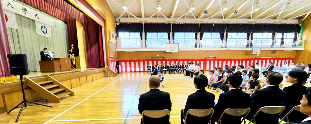 母島小中学校は東京の約1000キロ南に位置する小笠原諸島の中にある母島の豊かな自然に囲まれた場所にあります。