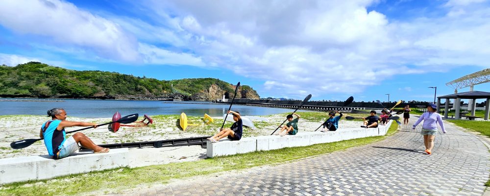 母島小中学校は東京の約1000キロ南に位置する小笠原諸島の中にある母島の豊かな自然に囲まれた場所にあります。