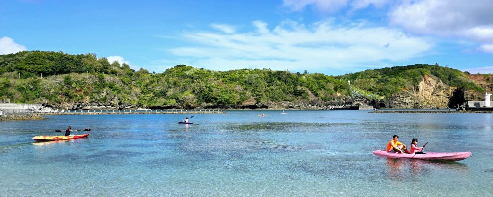 母島小中学校は東京の約1000キロ南に位置する小笠原諸島の中にある母島の豊かな自然に囲まれた場所にあります。