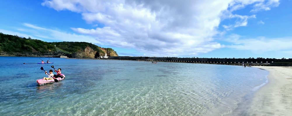 母島小中学校は東京の約1000キロ南に位置する小笠原諸島の中にある母島の豊かな自然に囲まれた場所にあります。