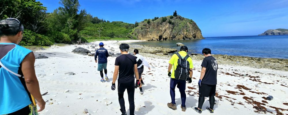 母島小中学校は東京の約1000キロ南に位置する小笠原諸島の中にある母島の豊かな自然に囲まれた場所にあります。