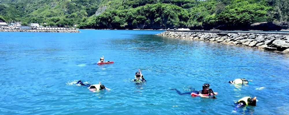 母島小中学校は東京の約1000キロ南に位置する小笠原諸島の中にある母島の豊かな自然に囲まれた場所にあります。