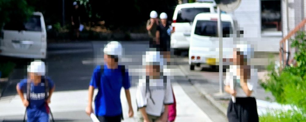 母島小中学校は東京の約1000キロ南に位置する小笠原諸島の中にある母島の豊かな自然に囲まれた場所にあります。