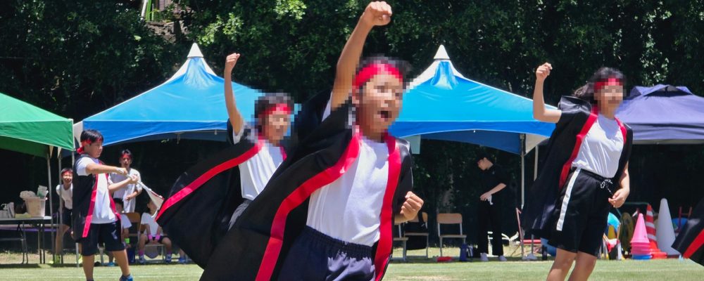母島小中学校は東京の約1000キロ南に位置する小笠原諸島の中にある母島の豊かな自然に囲まれた場所にあります。