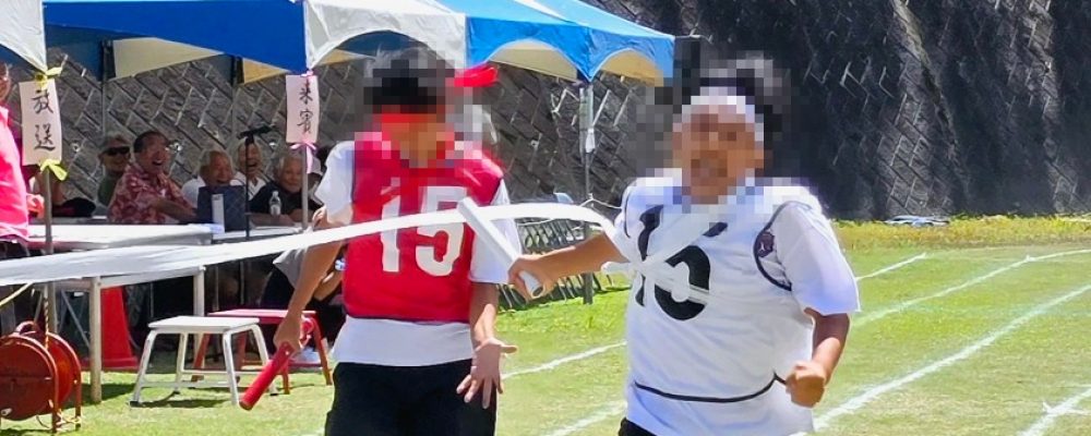 母島小中学校は東京の約1000キロ南に位置する小笠原諸島の中にある母島の豊かな自然に囲まれた場所にあります。