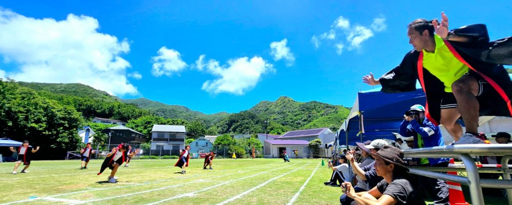 母島小中学校は東京の約1000キロ南に位置する小笠原諸島の中にある母島の豊かな自然に囲まれた場所にあります。