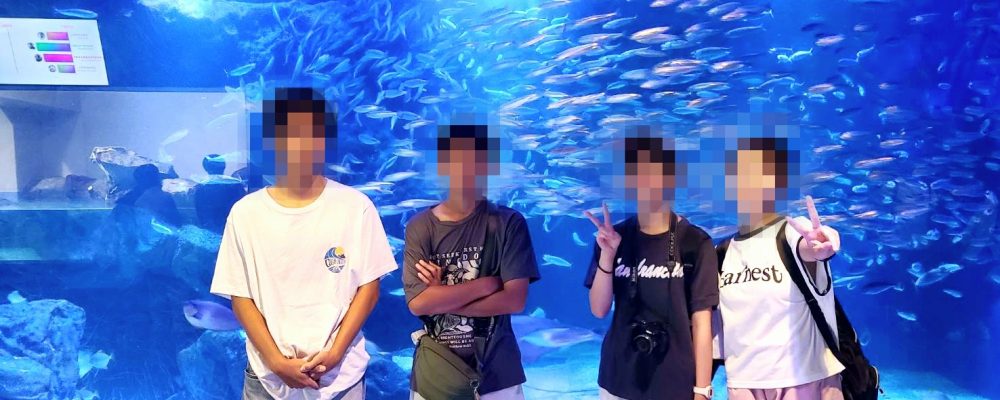 母島小中学校は東京の約1000キロ南に位置する小笠原諸島の中にある母島の豊かな自然に囲まれた場所にあります。